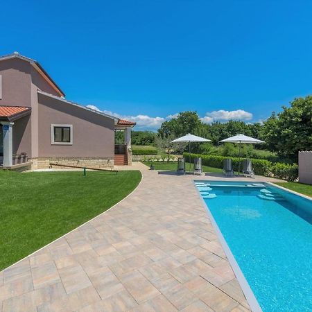 Holiday House Vita Tinjan Luaran gambar