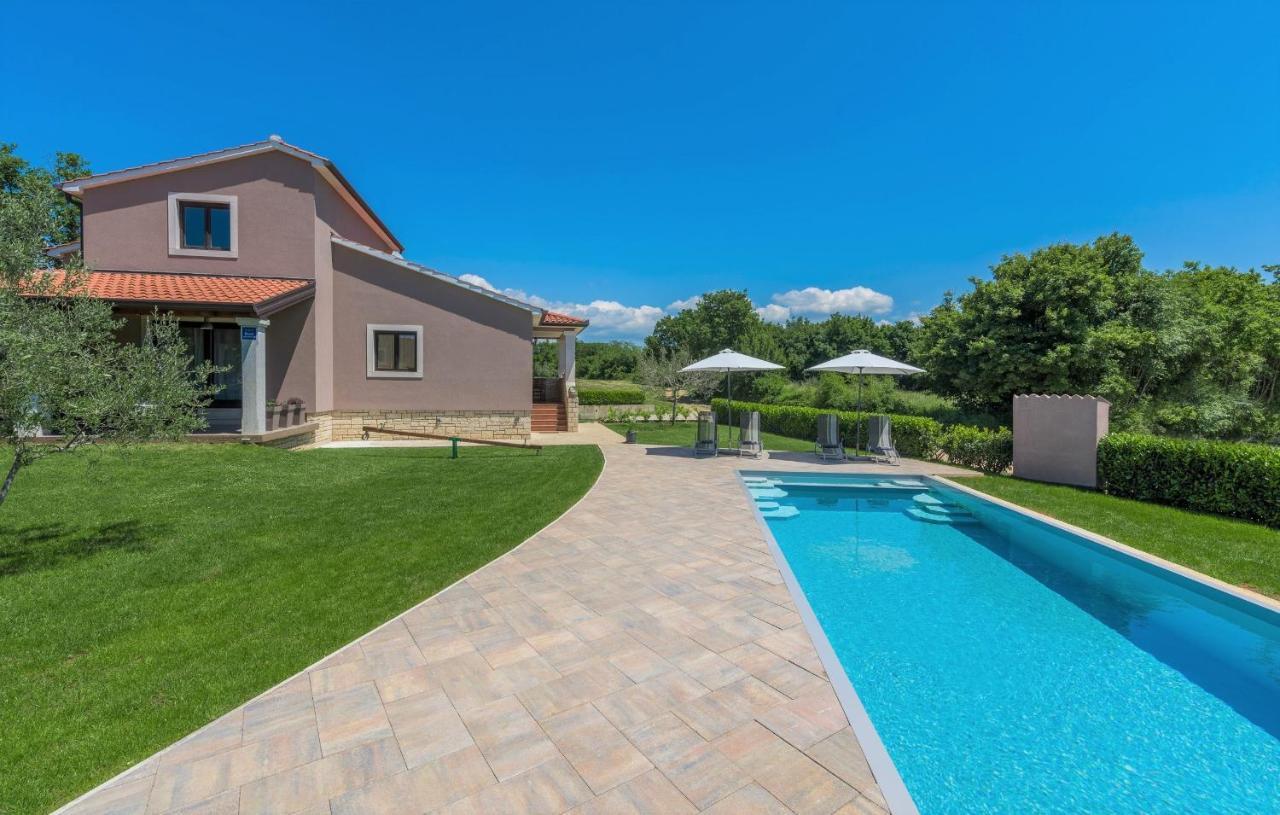Holiday House Vita Tinjan Luaran gambar